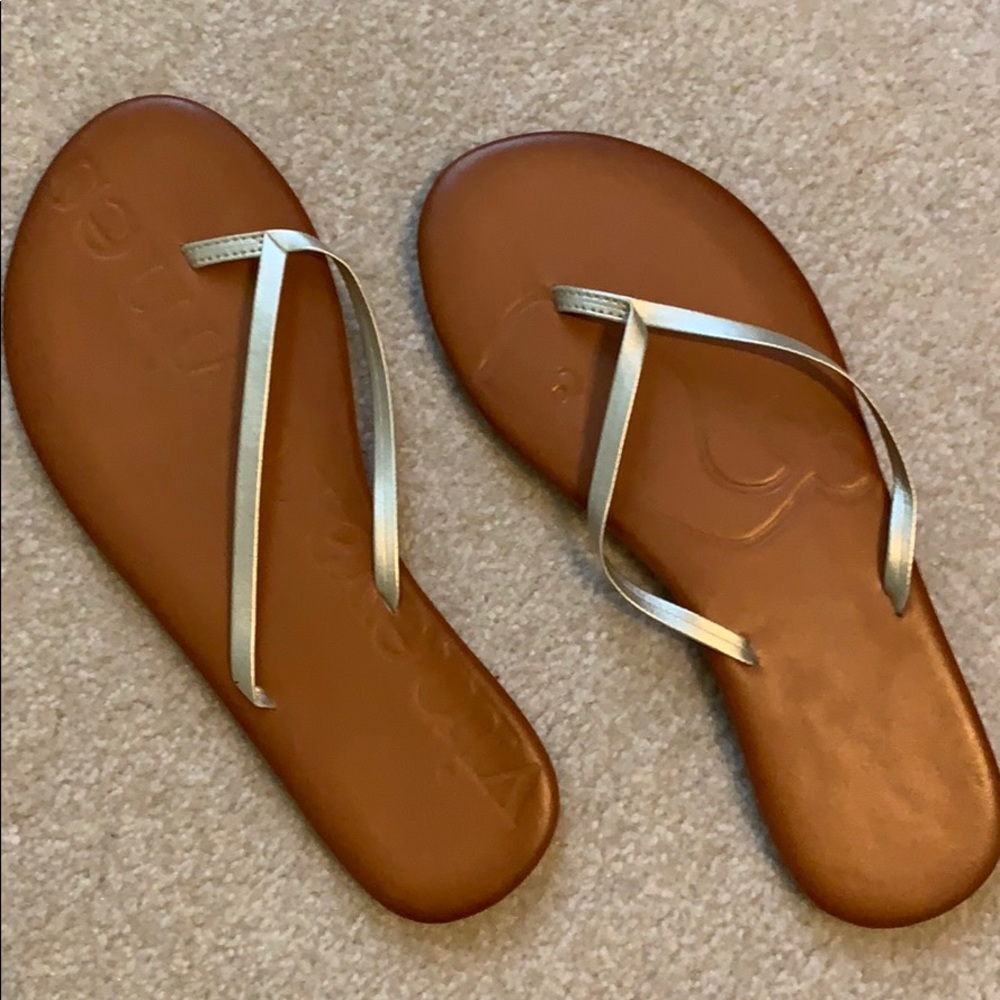 LIKE NEW! Vineyard Vines gold flip flops